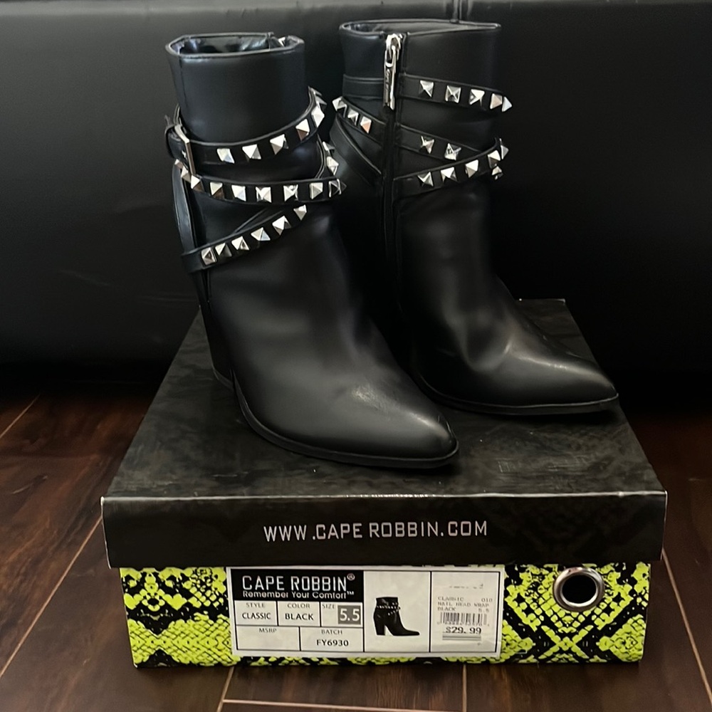 MAKE AN OFFER!!Cape Robin Black leather ankle Boots 5.5